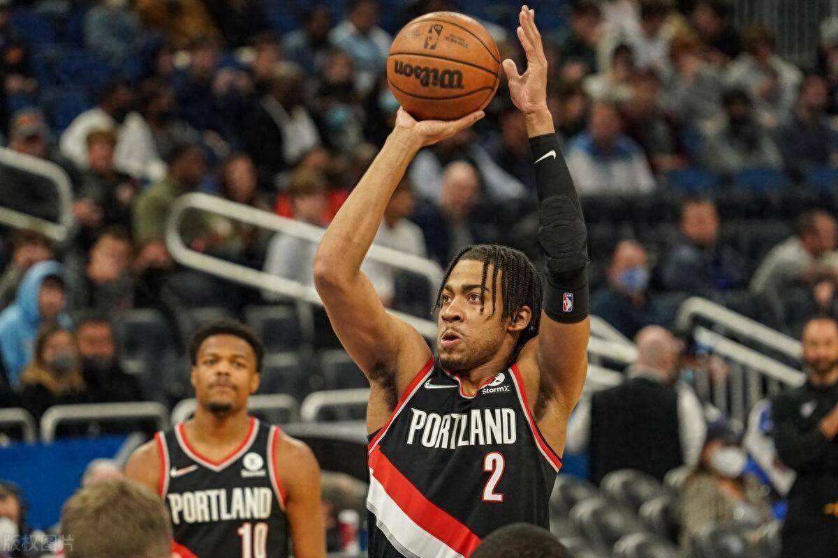 Doinb在巴塞罗那比赛中官方发布新规冲刺阶段拜仁慕尼黑战术微调，波特兰开拓者队长鼓劲看傻球迷的简单介绍